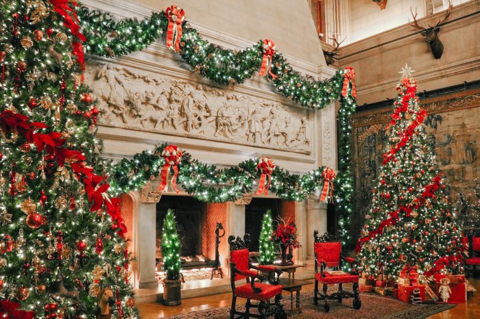 When does Biltmore start decorating for Christmas?