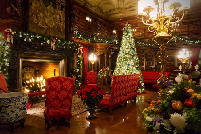 When does biltmore start decorating for christmas